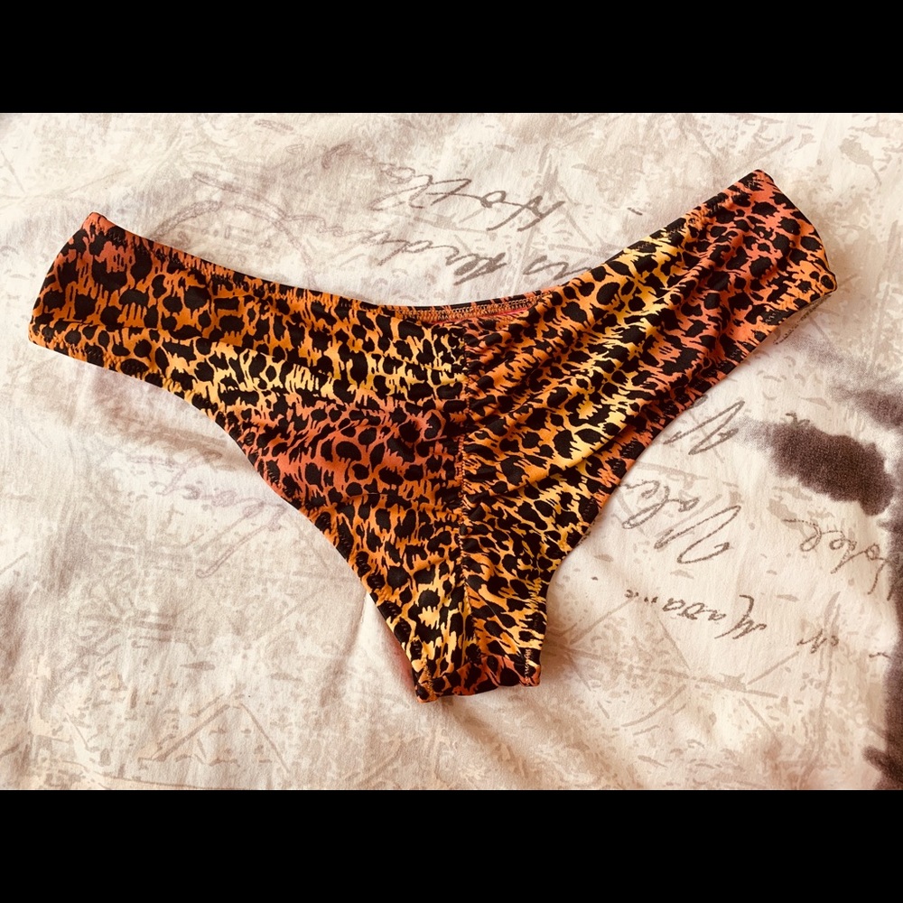 Bikini - Picture 2 of 3